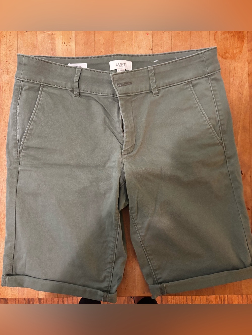 LOFT Outlet Bermuda Shorts Women’s Size 8 Olive Green Stretch Chino